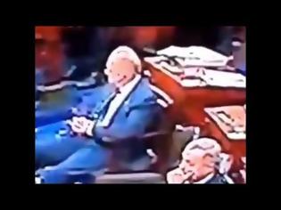 Φωτογραφία για Αμερικανός γερουσιαστής δίνει εντολή σε κάτι αόρατο για να σηκωθεί από την θέση του ώστε να καθίσει ο ίδιος, όπως φαίνεται σε βίντεο - ΜΥΣΤΗΡΙΟ