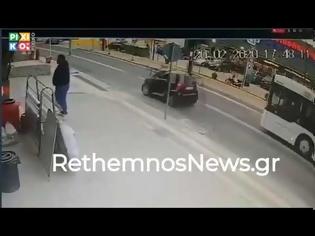 Φωτογραφία για Βίντεο σοκ: Η στιγμή που αυτοκίνητο χτυπάει μητέρα και παιδί σε δρόμο του Ρεθύμνου