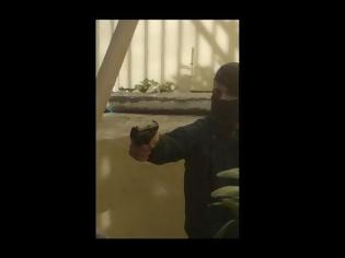 Φωτογραφία για Νέο βίντεο από το επεισόδιο στην ΑΣΟΕΕ με τον ειδικό φρουρό: «Αφήστε με να φύγω, και θα φύγω»