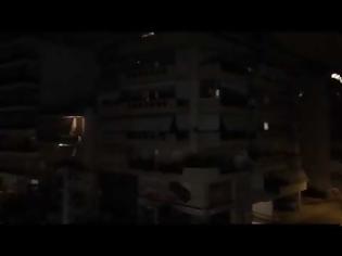 Φωτογραφία για Οι Ελληνες χειροκρότησαν από τα μπαλκόνια τους γιατρούς και νοσηλευτές (βίντεο)