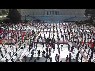 Φωτογραφία για Πρωτομαγιά: Με αυστηρά μέτρα και στρατιωτική πειθαρχία η διαδήλωση του ΠΑΜΕ στο Σύνταγμα (video)