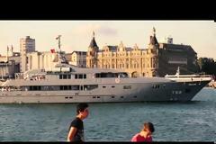 ΒΙΝΤΕΟ.Το «μεταμφιεσμένο» γιοτ του Ερντογάν, το εξοχικό αλά Βερσαλίες στο Αιγαίο, και το 747-δώρο του Εμίρη