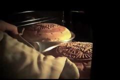 Φτιάχνοντας Πρόσφορο με την ανάλογη προσευχή (βίντεο)