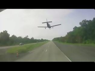 Φωτογραφία για Αναγκαστική προσγείωση μικρού αεροπλάνου σε αυτοκινητόδρομο: Μαέστρος ο πιλότος (vid)