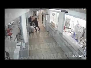 Φωτογραφία για Όλη η φρίκη της επίθεσης με τσεκούρι στην εφορία της Κοζάνης - Σοκάρει το βίντεο