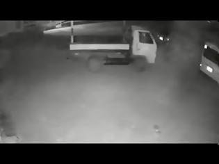 Φωτογραφία για Φορτηγό-φάντασμα: Έκανε όπισθεν και άνοιξε η πόρτα του συνοδηγού ενώ δεν ήταν κανείς μέσα (vid)