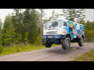 Φωτογραφία για Kamaz T4 Dakar Truck Chases a Volkswagen Polo R WRC