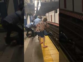 Φωτογραφία για Άντρας χωρίς 2η σκέψη πηδά να σώσει άντρα σε καροτσάκι που έπεσε στις γραμμές του τρένου - Βίντεο