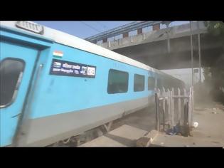 Φωτογραφία για Ινδία: Τρένο διέρχεται από  σιδηροδρομικό σταθμό με 155 χλμ/ώρα!  Βίντεο!