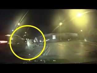 Φωτογραφία για Βρετανία: Είδαν το χάρο με τα μάτια τους δύο άνθρωποι - Έπεσε πάνω τους αυτοκίνητο (Video)