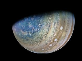 Φωτογραφία για Juno Flies Past the Moon Ganymede and Jupiter, With Music by Vangelis