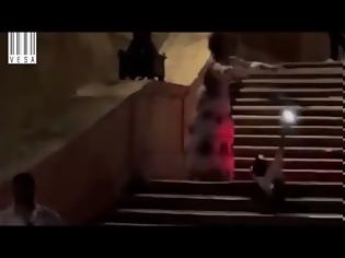 Φωτογραφία για Τουρίστρια προξένησε ζημιά στα ιστορικά Ισπανικά Σκαλοπάτια της Ρώμης - Πέταξε το ηλεκτρικό πατίνι της (Video)
