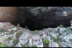 Σιδηροδρομική γραμμή με ιστορία στο επικίνδυνο βουνό της Αττικής με τα απύθμενα χάσματα. Βίντεο.