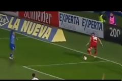 Έφαγε γκολ από απίθανες γκάφες του τερματοφύλακα!