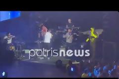 Σε ποιον γνωστό τραγουδιστή η θαυμάστρια του πέταξε στη σκηνή το… σουτιέν της;