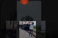 Ινδία: Χτυπήθηκε από τρένο αλλά επέζησε – Σοκαριστικό video