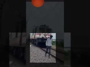 Φωτογραφία για Ινδία: Χτυπήθηκε από τρένο αλλά επέζησε – Σοκαριστικό video