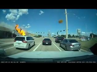 Φωτογραφία για ΗΠΑ - Τέξας: Σοκαριστικό τροχαίο με νταλίκα - Έχασε τον έλεγχο ο οδηγός και έπεσε από γέφυρα (Video)