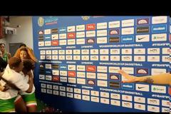 Παίκτριες του Μάλι άρχισαν να πλακώνονται μπροστά στους δημοσιογράφους!