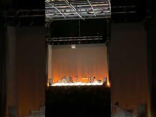 Φωτογραφία για Μπόμπ Ντίλαν: Η στιγμή που μαθαίνει για τον θάνατο του Τζέρι Λι Λιούις και διακόπτει συναυλία για να πει τραγούδι του (Video)