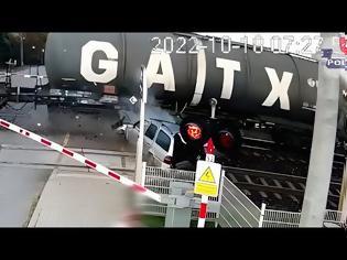 Φωτογραφία για Όρμησε πάνω σε τρένο με τη σακαράκα του. Βίντεο