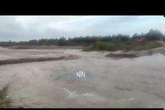 Τα ορμητικά νερά του Εύηνου παρέσυραν το προσωρινό πέρασμα.Βίντεο