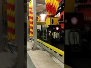 Φωτογραφία για Μετρό Θεσσαλονίκης: Δείτε το πλύσιμο των συρμών στο Ντεπώ. Βίντεο.