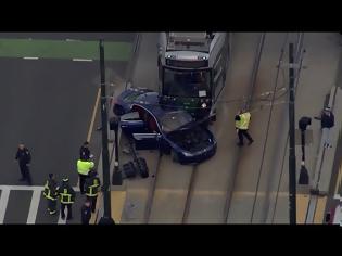 Φωτογραφία για Οδηγός Maserati επιχειρεί να «κλείσει» …τρένο, στη Βοστώνη