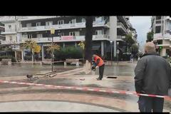 Το χριστουγεννιάτικο δέντρο τοποθετήθηκε στην κεντρική πλατεία του Αγρινίου (φωτο-video)