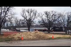 Τρένο συγκρούεται με φορτηγό, το κόβει στα δύο και εκτροχιάζεται. Βίντεο.