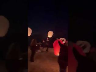 Φωτογραφία για Μοναδική η ''Νύχτα ευχών'' στον Αστακό, με τα δεκάδες ιπτάμενα φαναράκια να μεταφέρουν νοητά τις ευχές για τη νέα χρονιά (φωτογραφίες και videos).