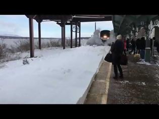 Φωτογραφία για Τρένο εκσφενδονίζει το χιόνι και οι άνθρωποι μένουν ακίνητοι! Βίντεο!