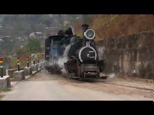 Φωτογραφία για Η σιδηροδρομική γραμμή των Ιμαλαΐων. Βίντεο