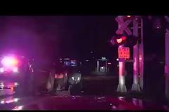 Δραματική διάσωση δευτερόλεπτα πριν έρθει το τρένο. Βίντεο