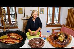 Μπουμπάρια στη γάστρα και χωριάτικα λουκάνικα -Το έδεσμα της Ρούμελης (βιντεο)