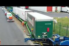 Αυτός ο γερμανικός σιδηροδρομικός μεταφορέας εμπορευμάτων διαθέτει αυτοματοποιημένο σύστημα φόρτωσης βαγονιών. Βίντεο