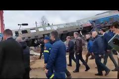 Στα Τέμπη ο Κυριάκος Μητσοτάκης: Αυτοψία στον τόπο της τραγωδίας – «Αυτό που μπορώ να εγγυηθώ είναι πως θα μάθουμε τα αίτια»