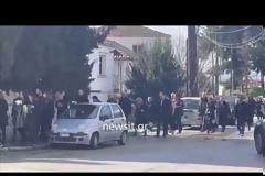 Τέμπη: Αβάσταχτος πόνος στην κηδεία της ανιψιάς του δημάρχου Λαγκαδά Σοφίας – Ειρήνης Ταχματζίδου