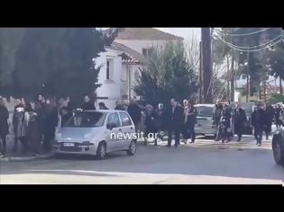 Φωτογραφία για Τέμπη: Αβάσταχτος πόνος στην κηδεία της ανιψιάς του δημάρχου Λαγκαδά Σοφίας – Ειρήνης Ταχματζίδου