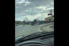 Τρένο συγκρούεται με φορτηγό και το κόβει στα δύο Βίντεο