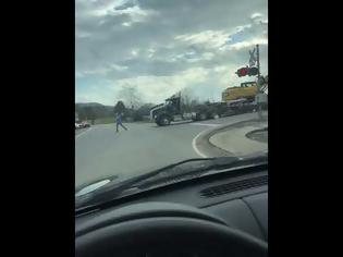 Φωτογραφία για Τρένο συγκρούεται με φορτηγό και το κόβει στα δύο Βίντεο