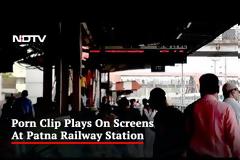 Τα έχασαν οι επιβάτες! Οθόνες σιδηροδρομικού σταθμού στην Ινδία πρόβαλλαν… πορνό!
