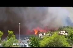 Απελπισία μπροστά στον πύρινο εφιάλτη στην Αττική – Κάτοικοι εγκαταλείπουν τα σπίτια τους