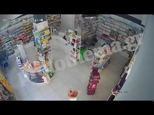 Φωτογραφία για Πειραιάς: Συμμορία απειλούσε με όπλα και μαχαίρια υπαλλήλους φαρμακείων και «άδειαζαν» τα ταμεία - Βίντεο ντοκουμέντο