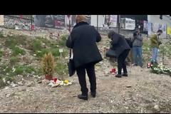 Τέμπη: «Αγάπες μου, πού είστε;» – Ραγίζουν καρδιές στο μνημόσυνο για τα θύματα της εθνικής τραγωδία