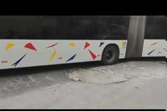 Κομμάτια και θρύψαλα η άσφαλτος στον σιδηροδρομικό σταθμό Θεσσαλονίκης. Βίντεο.