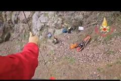 Συγκλονιστικό βίντεο από την επιχείρηση για την ανάσυρση του TikToker Tzane - Γλίστρησε από γκρεμό