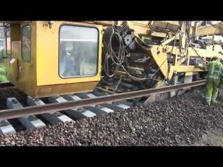 Φωτογραφία για Αυτόνομο μηχάνημα τοποθετεί ραγές τρένου. Βίντεο