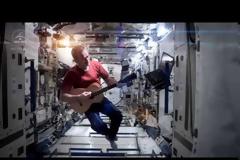 Space Oddity απο τον Κυβερνητη Χαντφιλντ