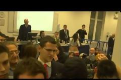 To BINTEO με τους φοιτητές που αποκαλούν τσιράκι της Χρυσής Αυγής το δήμαρχο της Αθήνας...!!!